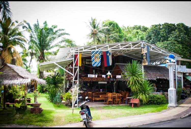 The Lazy Bar And Guesthouse Krabi Bagian luar foto