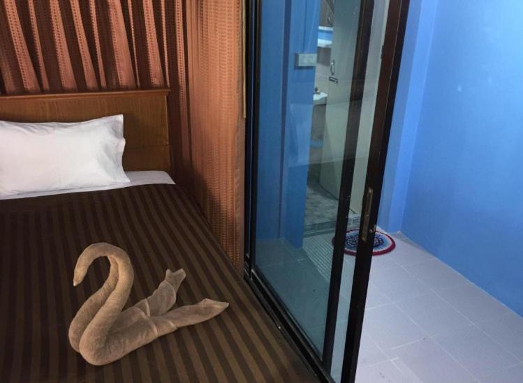 The Lazy Bar And Guesthouse Krabi Bagian luar foto